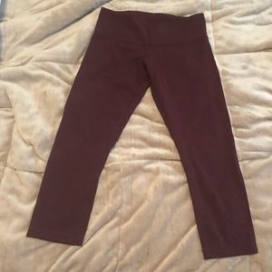 Maroon Lululemon cropped maroon leggings sz 6